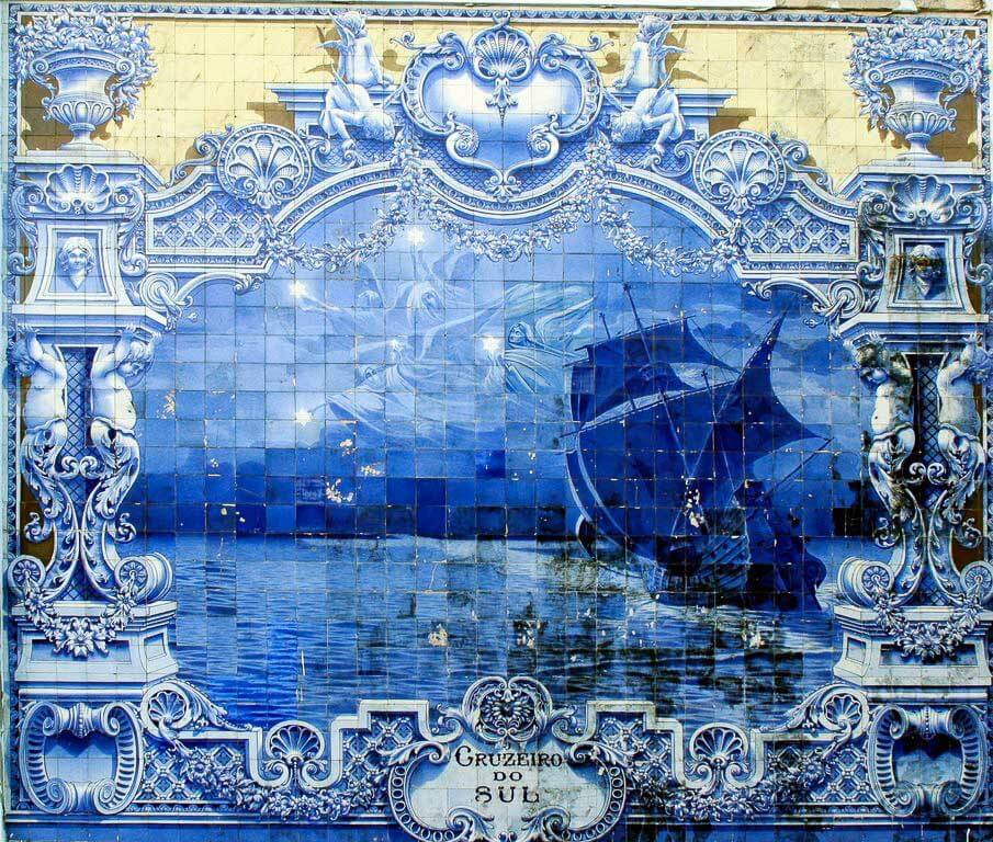 A panel of white and blue tiles at Pavilhão Carlos Lopes representing a caravel on the sea. Below, the words "cruzeiro do sul" (Southern Cross).