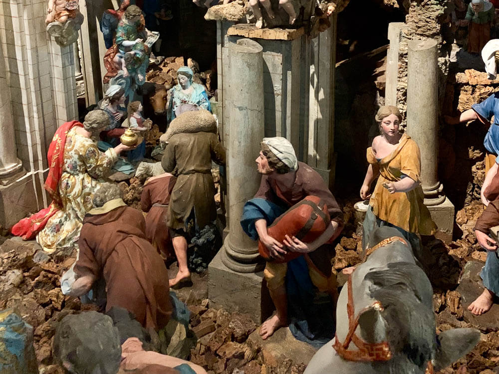 A close-up of a nativity scene with figurines inside Basílica da Estrela.